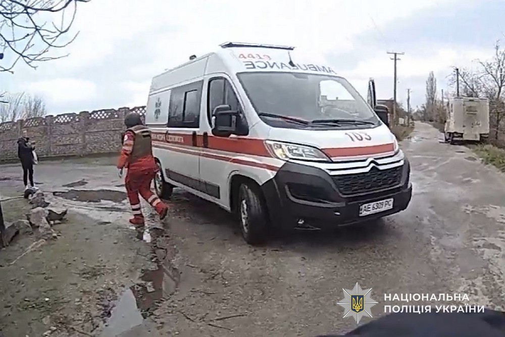 Швидку не вдавалося викликати через відсутність зв’язку: як на Нікопольщині рятували стікаючого кров’ю водія вантажівки після обстрілу (відео) Швидку не вдавалося викликати через відсутність зв’язку: як на Нікопольщині рятували стікаючого кров’ю водія вантажівки після обстрілу (відео)