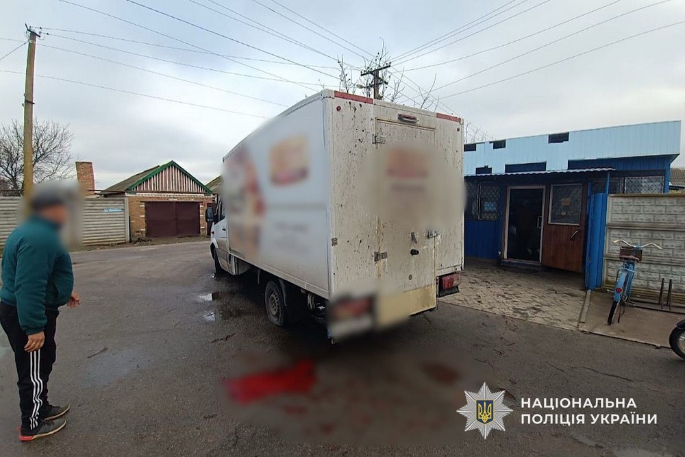 Швидку не вдавалося викликати через відсутність зв’язку: як на Нікопольщині рятували стікаючого кров’ю водія вантажівки після обстрілу (відео) Швидку не вдавалося викликати через відсутність зв’язку: як на Нікопольщині рятували стікаючого кров’ю водія вантажівки після обстрілу (відео)