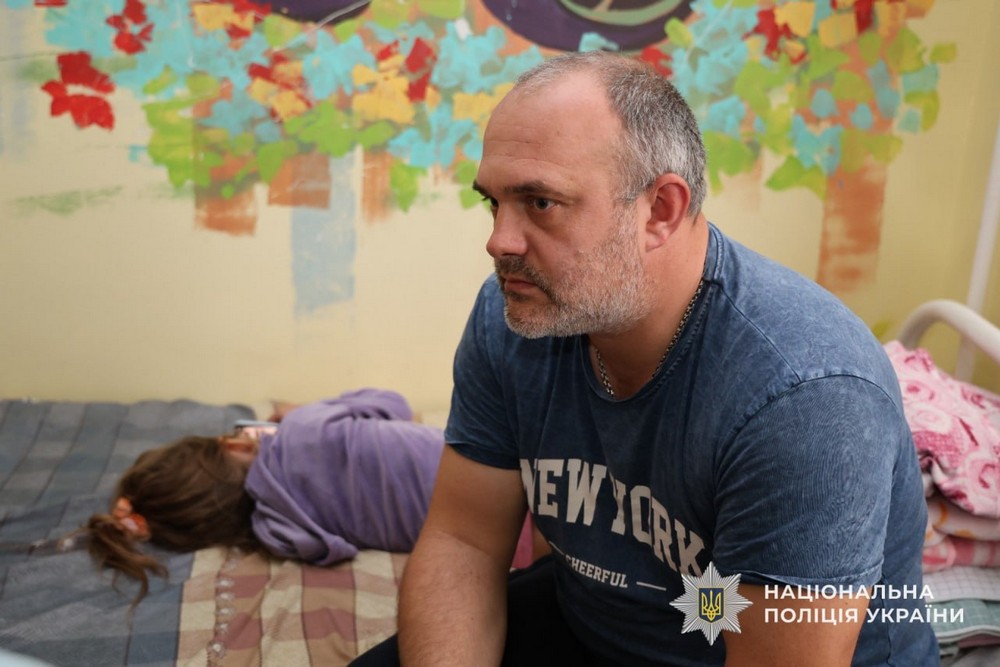 5-річна дівчинка на Дніпропетровщині втратила бабусю і ніжку через ворожу атаку: її у лікарні відвідав начальник обласної поліції 5-річна дівчинка на Дніпропетровщині втратила бабусю і ніжку через ворожу атаку: її у лікарні відвідав начальник обласної поліції