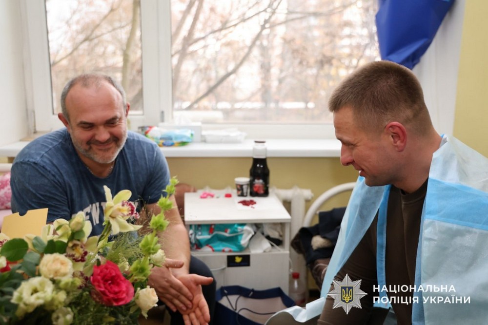 5-річна дівчинка на Дніпропетровщині втратила бабусю і ніжку через ворожу атаку: її у лікарні відвідав начальник обласної поліції 5-річна дівчинка на Дніпропетровщині втратила бабусю і ніжку через ворожу атаку: її у лікарні відвідав начальник обласної поліції