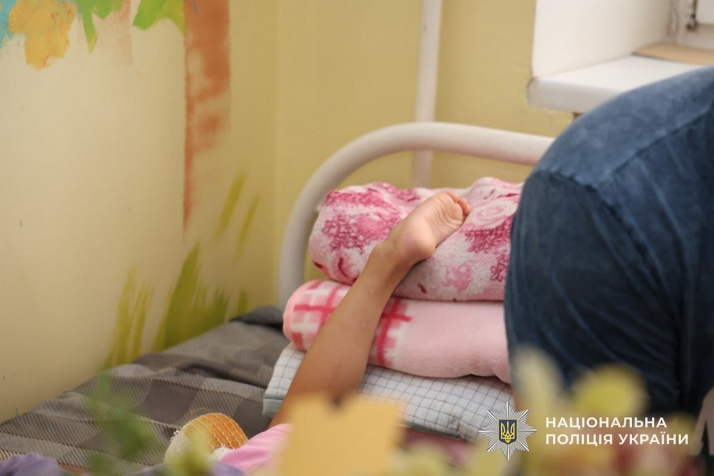 5-річна дівчинка на Дніпропетровщині втратила бабусю і ніжку через ворожу атаку: її у лікарні відвідав начальник обласної поліції 5-річна дівчинка на Дніпропетровщині втратила бабусю і ніжку через ворожу атаку: її у лікарні відвідав начальник обласної поліції
