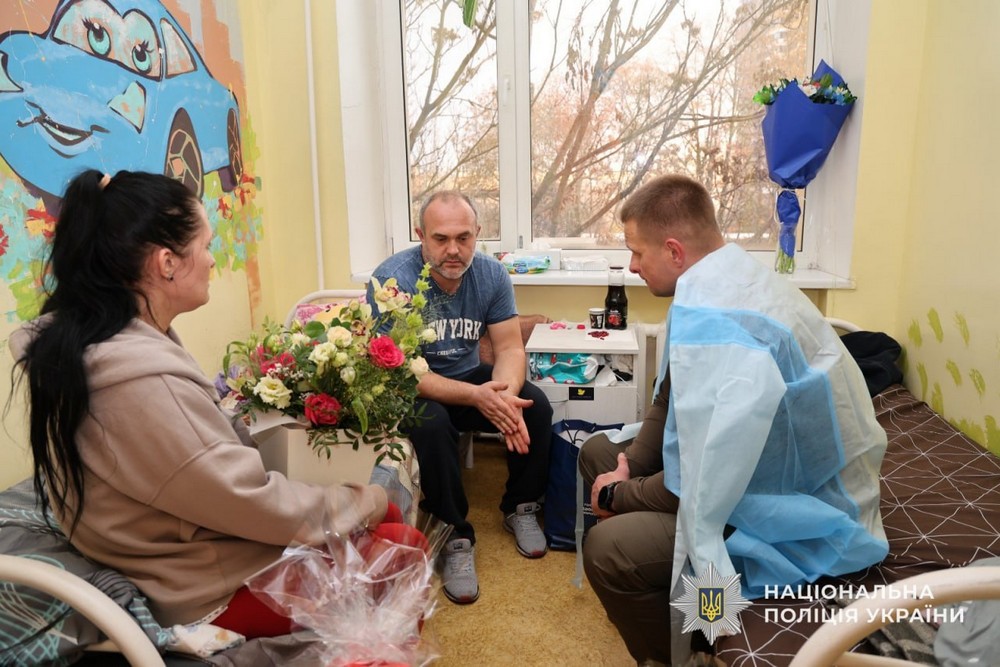 5-річна дівчинка на Дніпропетровщині втратила бабусю і ніжку через ворожу атаку: її у лікарні відвідав начальник обласної поліції 5-річна дівчинка на Дніпропетровщині втратила бабусю і ніжку через ворожу атаку: її у лікарні відвідав начальник обласної поліції