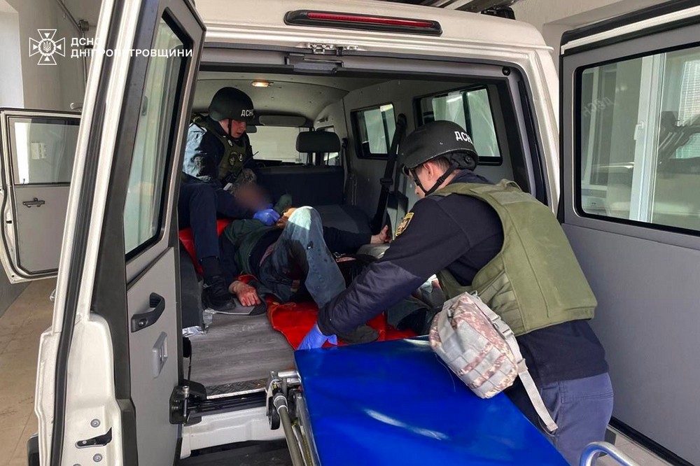 Транспортували важкопораненого чоловіка до лікарні: у Нікополі рятувальники надали допомогу постраждалим (фото) 1 у Нікополі