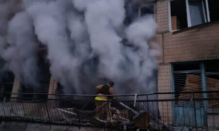 У Нікополі горіла гімназія, у Павлограді поранено чоловіка, на Синельниківщині понівечено інфраструктуру – вночі ворог продовжував обстрілювати Дніпропетровщину