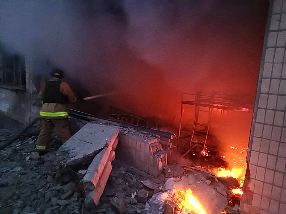 У Нікополі горіла гімназія, у Павлограді поранено чоловіка, на Синельниківщині понівечено інфраструктуру – вночі ворог продовжував обстрілювати Дніпропетровщину У Нікополі горіла гімназія, у Павлограді поранено чоловіка, на Синельниківщині понівечено інфраструктуру – вночі ворог продовжував обстрілювати Дніпропетровщину