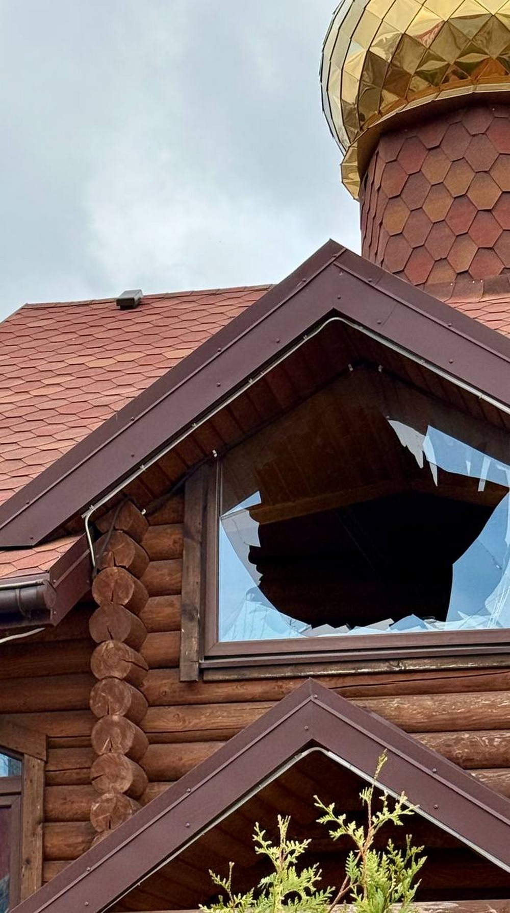 photo 2025 11 17 13 12 00 Поруч загинули люди: ворог обстріляв центральний храм ПЦУ у Нікополі (фото, відео)