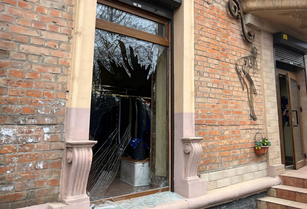 photo 2025 11 17 13 18 16 (2) Ворог вдарив по центру Нікополя: є жертви і поранені (фото)