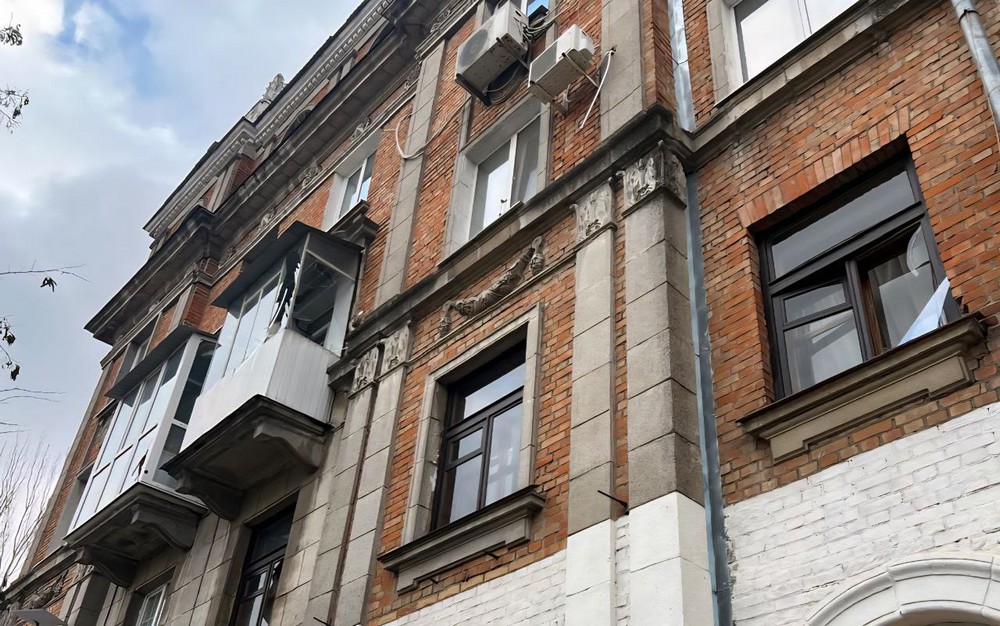 Ворог вдарив по центру Нікополя: є жертви і поранені (фото) 1 Ворог вдарив по центру Нікополя: є жертви і поранені (фото)