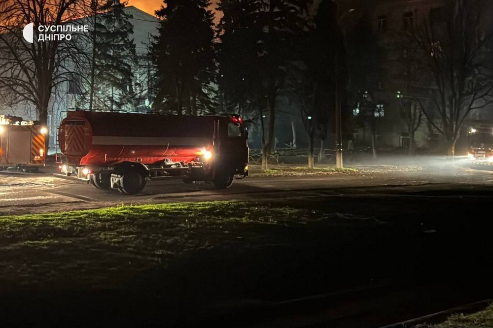 Масована повітряна атака на область і обстріли Нікопольщини: є поранені, горіла будівля медіа, сталося багато пожеж (фото, відео)