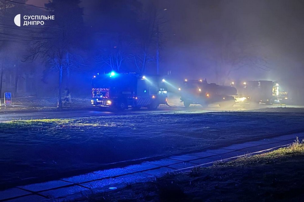 Масована повітряна атака на область і обстріли Нікопольщини: є поранені, горіла будівля медіа, сталося багато пожеж (фото, відео)
