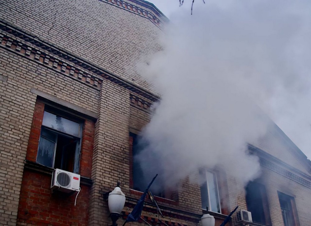 Масована повітряна атака на область і обстріли Нікопольщини: є поранені, горіла будівля медіа, сталося багато пожеж (фото, відео)