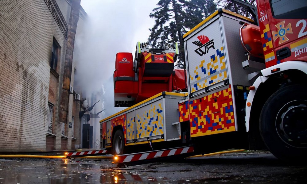 Масована повітряна атака на область і обстріли Нікопольщини: є поранені, горіла будівля медіа, сталося багато пожеж (фото, відео)