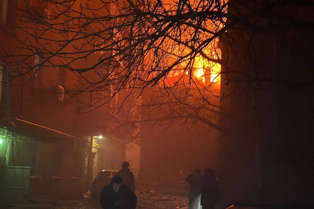 Масована атака на область і обстріли Нікопольщини: є поранені, горіла будівля медіа, сталося багато пожеж (фото, відео)