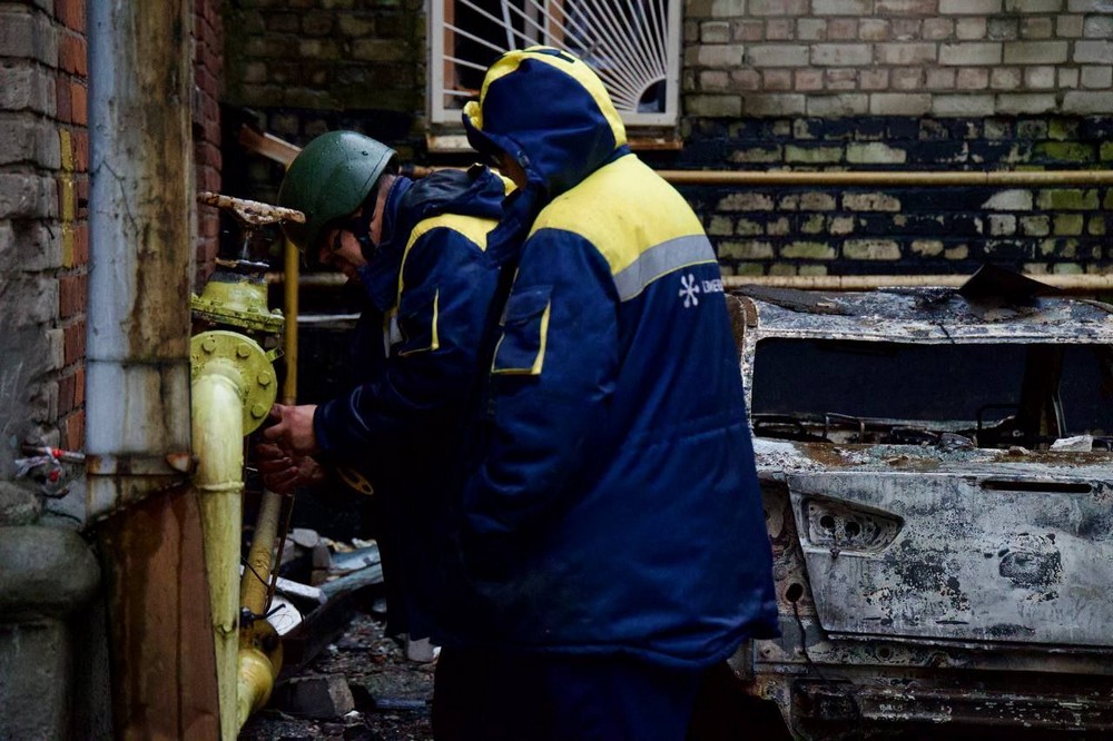 Масована повітряна атака на область і обстріли Нікопольщини: є поранені, горіла будівля медіа, сталося багато пожеж (фото, відео)