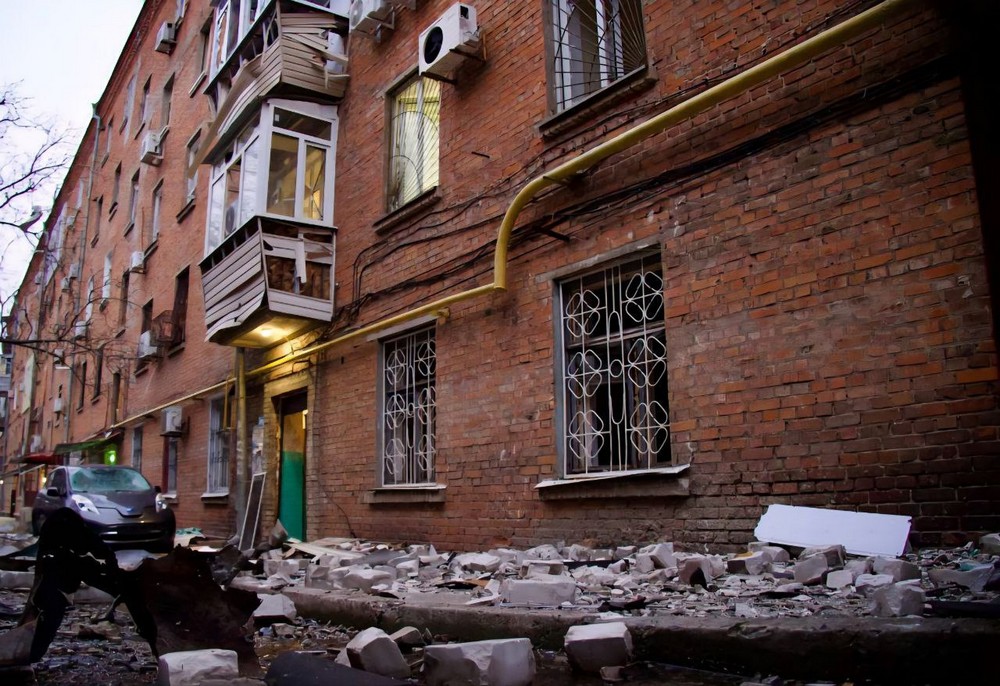 Масована повітряна атака на область і обстріли Нікопольщини: є поранені, горіла будівля медіа, сталося багато пожеж (фото, відео)