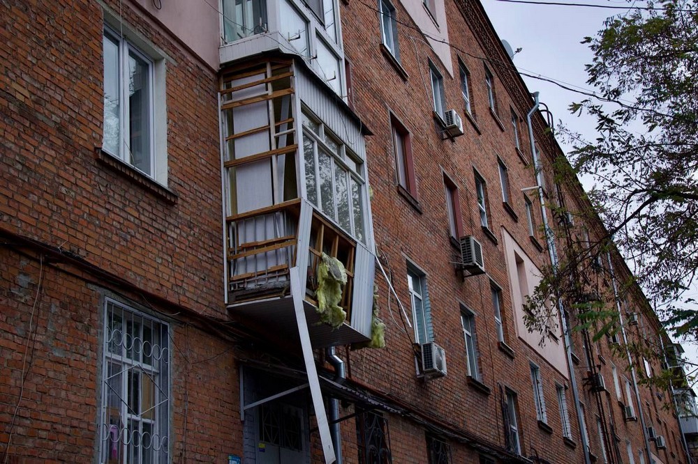 Масована повітряна атака на область і обстріли Нікопольщини: є поранені, горіла будівля медіа, сталося багато пожеж (фото, відео)