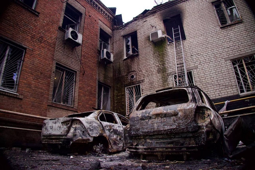 Масована повітряна атака на область і обстріли Нікопольщини: є поранені, горіла будівля медіа, сталося багато пожеж (фото, відео)