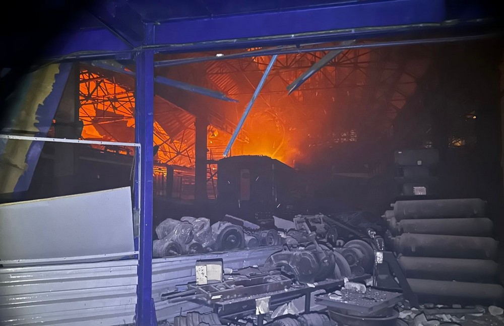 Критично уражено приміське депо і пошкоджено вокзал у Дніпрі внаслідок нічної атаки