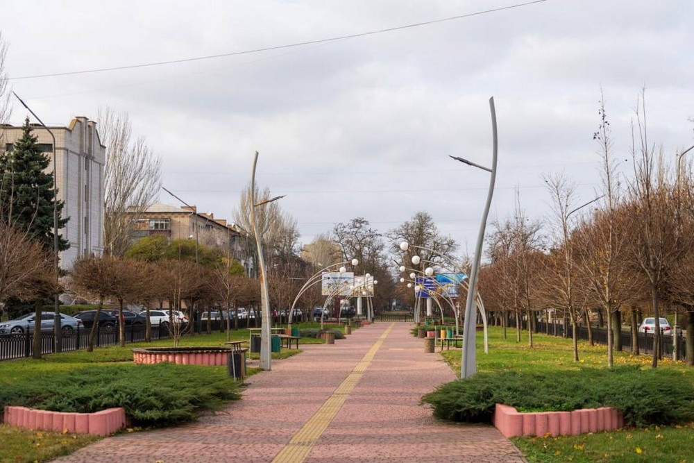 Ворог атакував Нікопольщину вночі – пошкоджена АЗС, на Синельниківщині зруйнована адмінбудівля