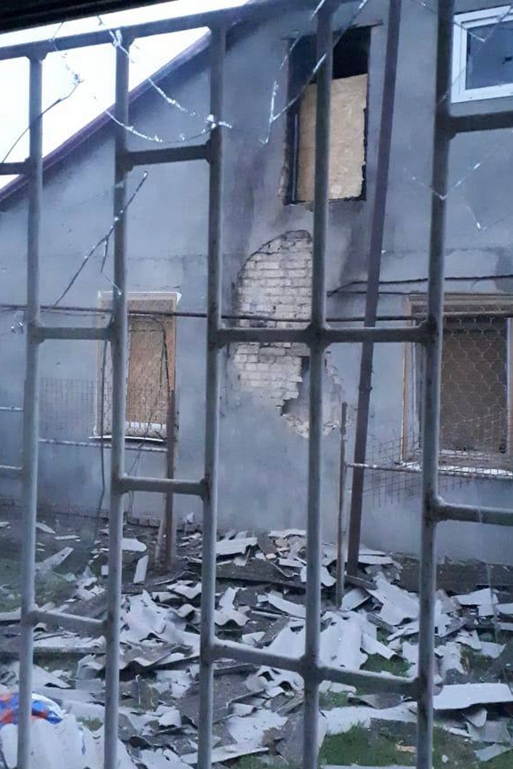 Ворог накрив Нікопольщину «Градом», масовано атакував область БпЛА і скидав КАБи – троє поранених, загинули свійські тварини Ворог накрив Нікопольщину «Градом», масовано атакував область БпЛА і скидав КАБи – троє поранених, загинули свійські тварини