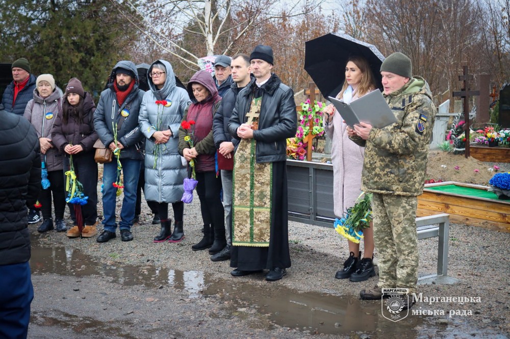 Зібралися, щоб віддати останню шану солдату: на Нікопольщині сьогодні провели в останню путь полеглого Захисника (фото)