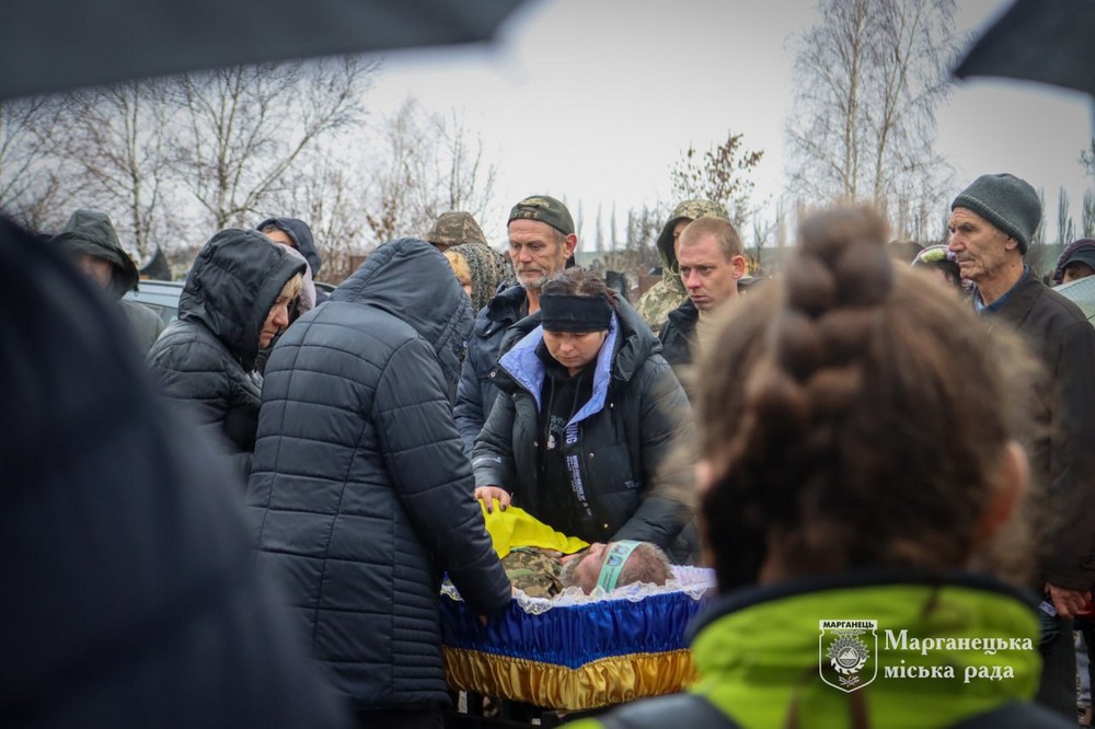 Зібралися, щоб віддати останню шану солдату: на Нікопольщині сьогодні провели в останню путь полеглого Захисника (фото)
