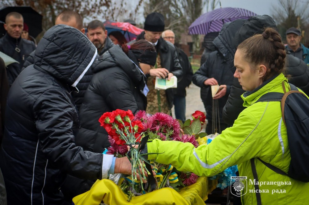 Зібралися, щоб віддати останню шану солдату: на Нікопольщині сьогодні провели в останню путь полеглого Захисника (фото)