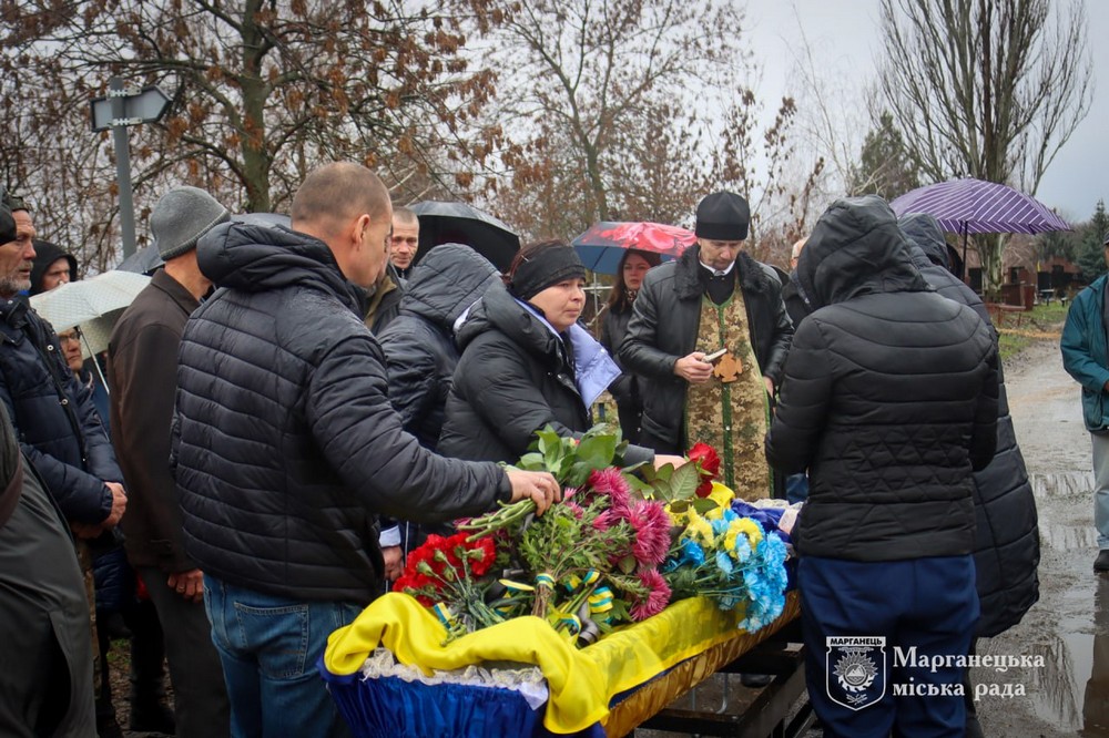Зібралися, щоб віддати останню шану солдату: на Нікопольщині сьогодні провели в останню путь полеглого Захисника (фото)