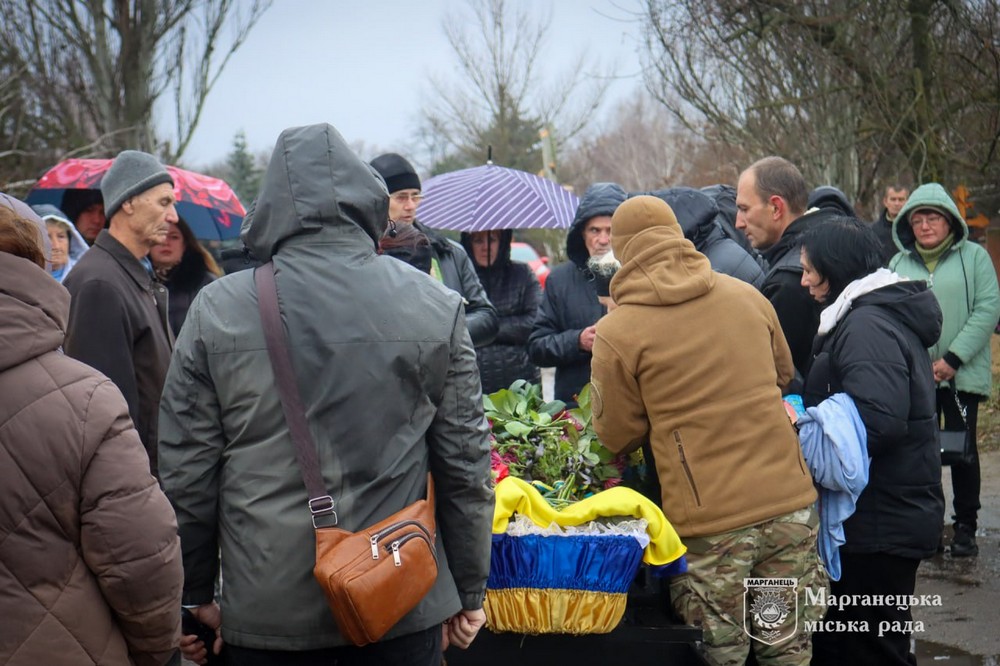 Зібралися, щоб віддати останню шану солдату: на Нікопольщині сьогодні провели в останню путь полеглого Захисника (фото)