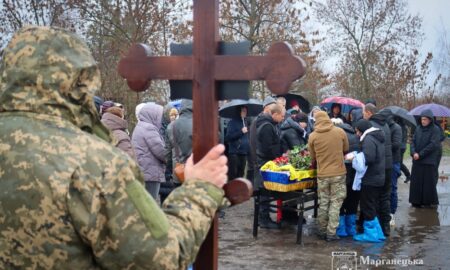 Зібралися, щоб віддати останню шану солдату: на Нікопольщині сьогодні провели в останню путь полеглого Захисника (фото)