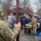 Зібралися, щоб віддати останню шану солдату: на Нікопольщині сьогодні провели в останню путь полеглого Захисника (фото)
