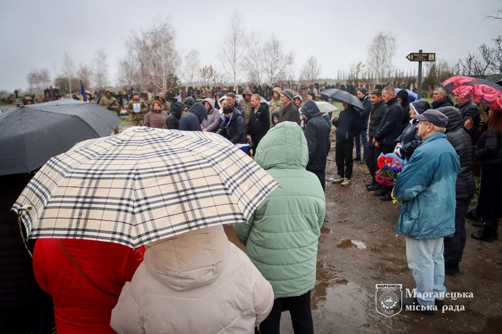 Зібралися, щоб віддати останню шану солдату: на Нікопольщині сьогодні провели в останню путь полеглого Захисника (фото)