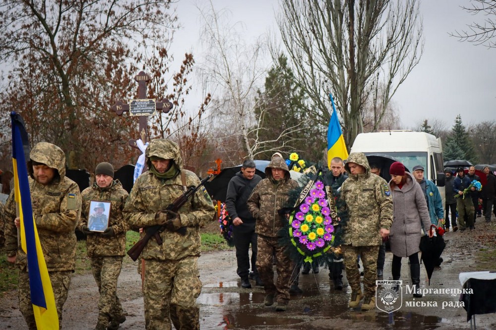 Зібралися, щоб віддати останню шану солдату: на Нікопольщині сьогодні провели в останню путь полеглого Захисника (фото)