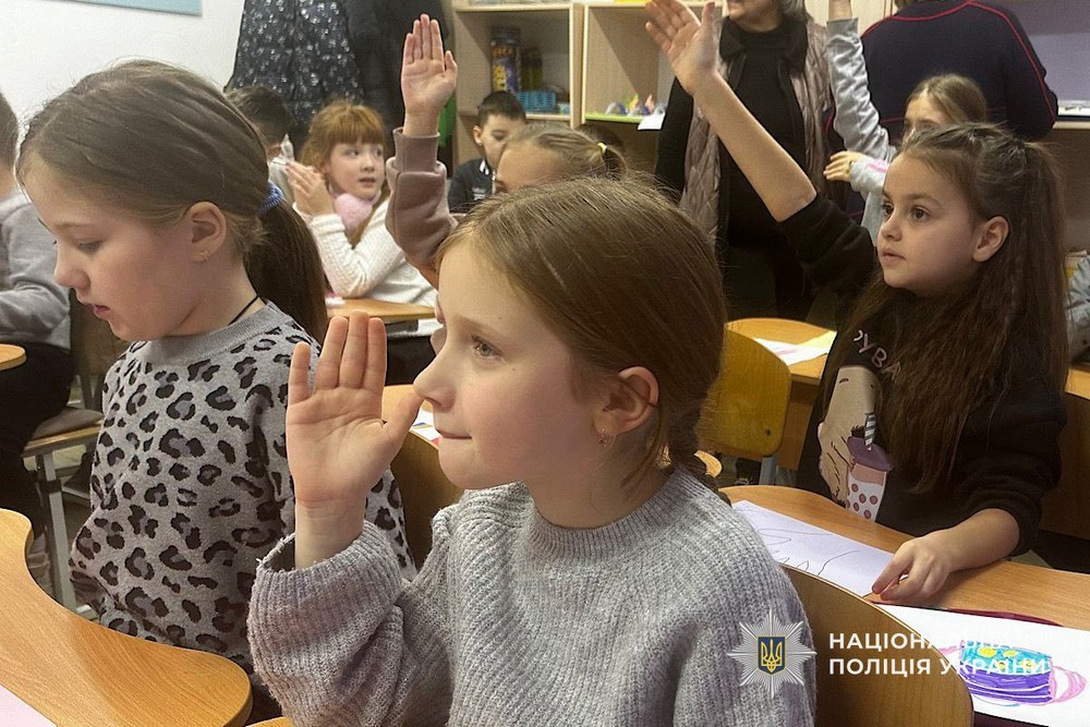 photo 2025 11 22 16 34 55 (2) У Нікополі поліцейські провели пізнавальне заняття для школярів: фото