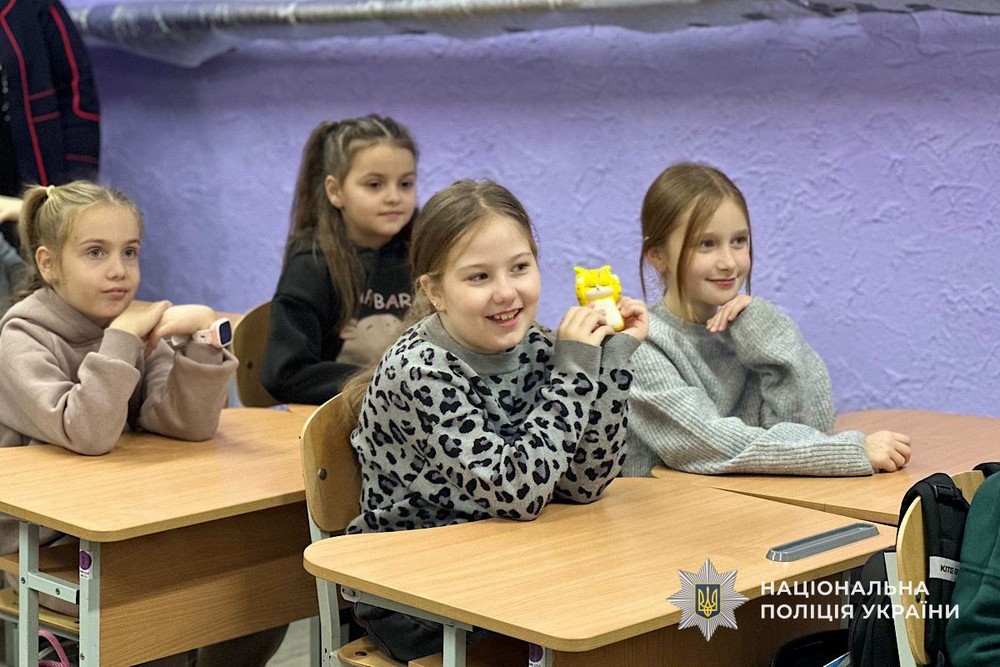 photo 2025 11 22 16 34 55 (3) У Нікополі поліцейські провели пізнавальне заняття для школярів: фото