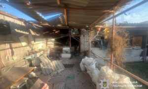 Жінка була на подвір’ї, коли вдарив ворог: подробиці про смертельний обстріл Нікополя 22 листопада розповіли у поліції (фото)