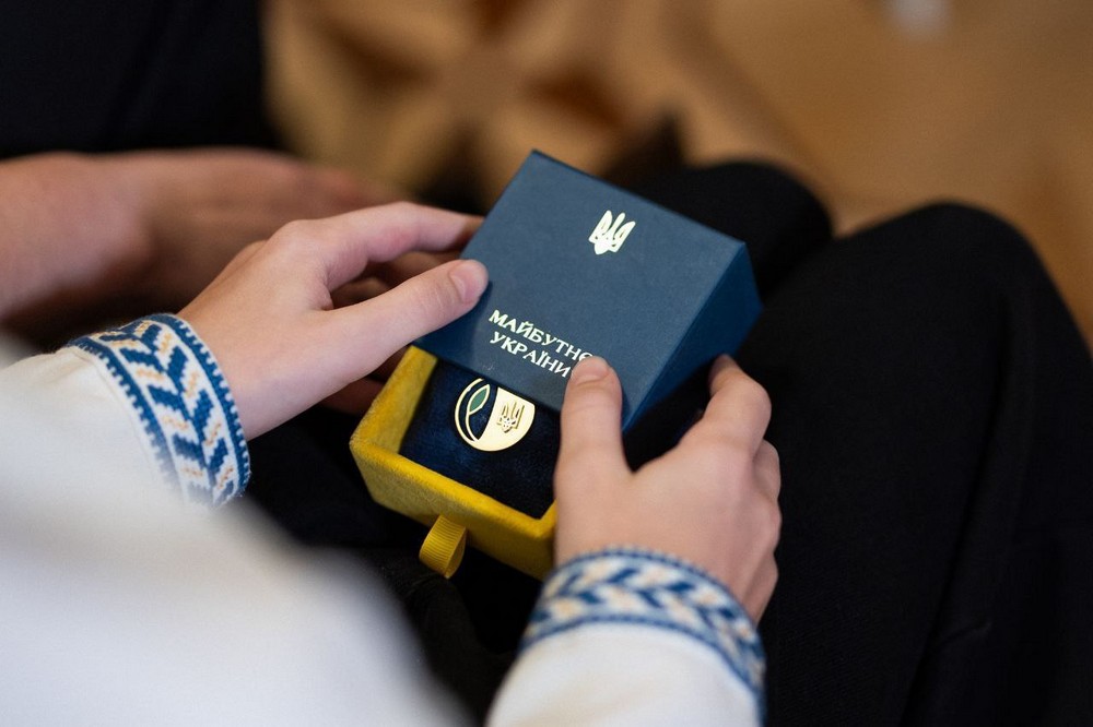 Рятував земляків під обстрілами: 16-річний мешканець Нікопольщини отримав відзнаки 