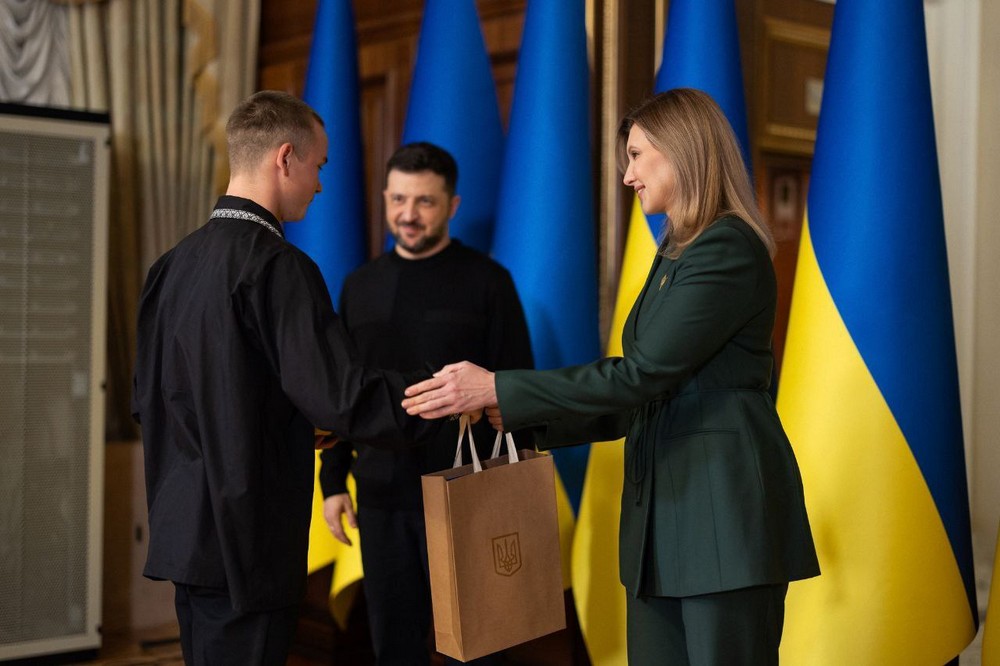 Рятував земляків під обстрілами: 16-річний мешканець Нікопольщини отримав відзнаки 