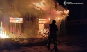 На Нікопольщині окупанти вдарили по рятувальникам під час гасіння пожежі (фото)