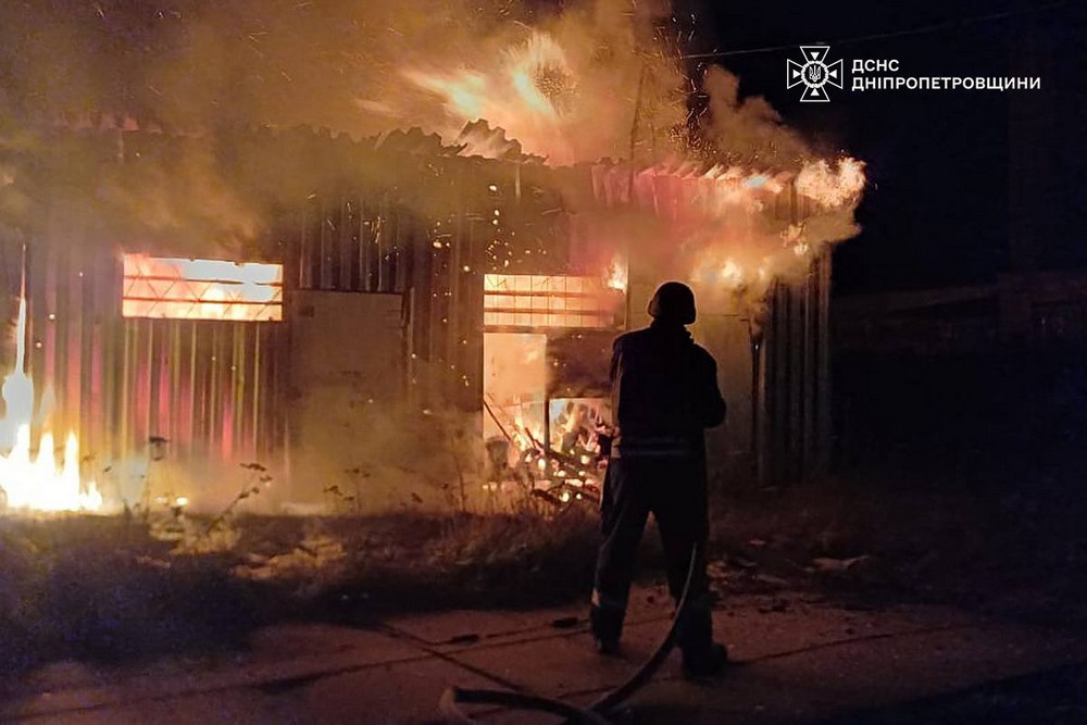 На Нікопольщині окупанти вдарили по рятувальникам під час гасіння пожежі (фото)