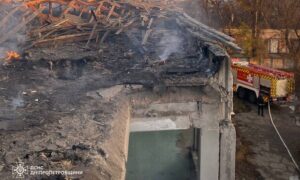 Загорілися адмінбудівля і банк на Дніпропетровщині внаслідок ворожих ударів – у ДСНС показали фото