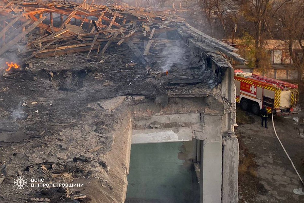 Загорілися адмінбудівля і банк на Дніпропетровщині внаслідок ворожих ударів – у ДСНС показали фото 16 Загорілися адмінбудівля і банк на Дніпропетровщині внаслідок ворожих ударів – у ДСНС показали фото