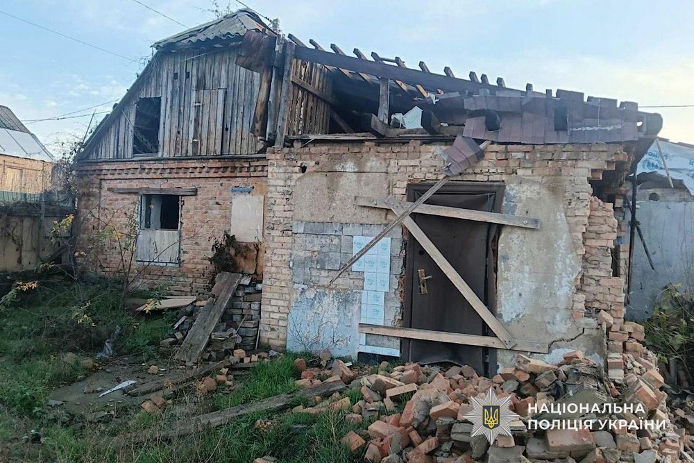 І знову близько 100 ударів по Нікопольщині, також потерпали Дніпро, Синельниківщина, Криворіжжя і Самарівський райони, є поранені і багато руйнувань – поліція (фото) І знову близько 100 ударів по Нікопольщині, також потерпали Дніпро, Синельниківщина, Криворіжжя і Самарівський райони, є поранені і багато руйнувань – поліція (фото)