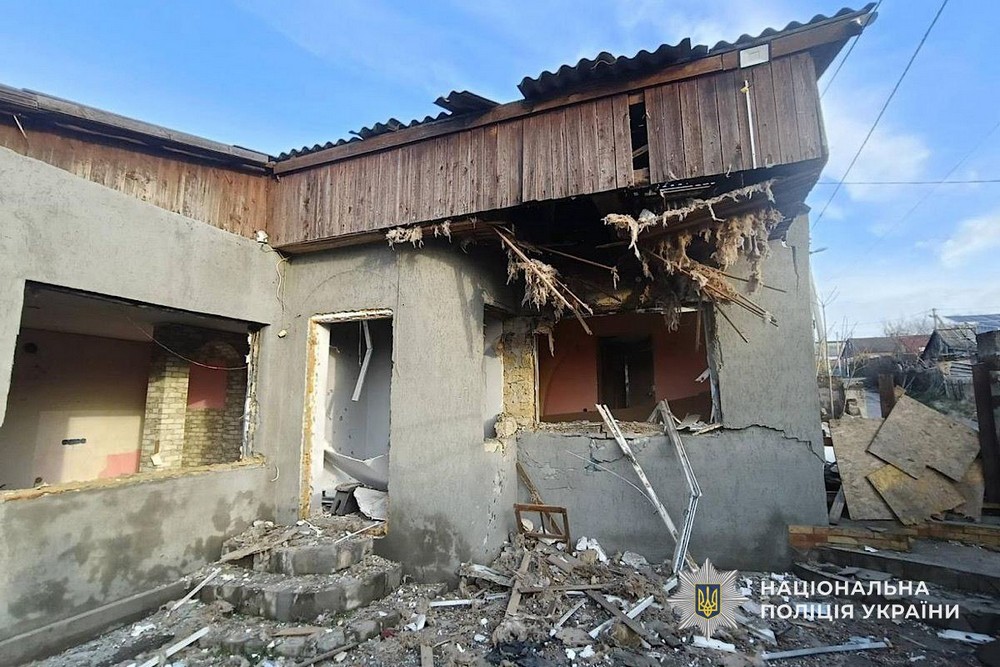 І знову близько 100 ударів по Нікопольщині, також потерпали Дніпро, Синельниківщина, Криворіжжя і Самарівський райони, є поранені і багато руйнувань – поліція (фото) І знову близько 100 ударів по Нікопольщині, також потерпали Дніпро, Синельниківщина, Криворіжжя і Самарівський райони, є поранені і багато руйнувань – поліція (фото)