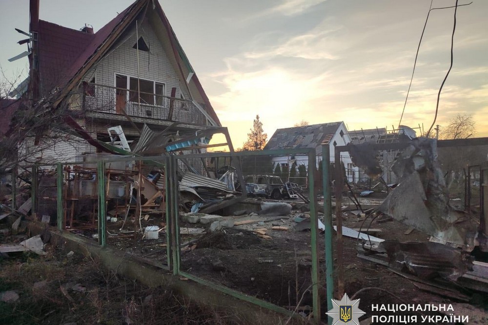 І знову близько 100 ударів по Нікопольщині, також потерпали Дніпро, Синельниківщина, Криворіжжя і Самарівський райони, є поранені і багато руйнувань – поліція (фото) І знову близько 100 ударів по Нікопольщині, також потерпали Дніпро, Синельниківщина, Криворіжжя і Самарівський райони, є поранені і багато руйнувань – поліція (фото)