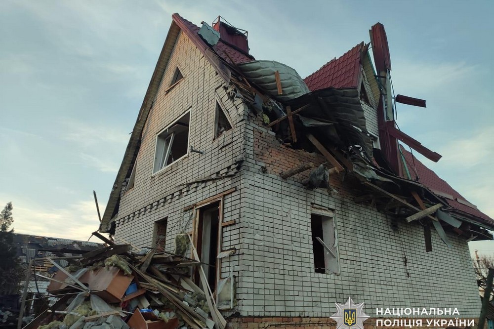 І знову близько 100 ударів по Нікопольщині, також потерпали Дніпро, Синельниківщина, Криворіжжя і Самарівський райони, є поранені і багато руйнувань – поліція (фото) І знову близько 100 ударів по Нікопольщині, також потерпали Дніпро, Синельниківщина, Криворіжжя і Самарівський райони, є поранені і багато руйнувань – поліція (фото)