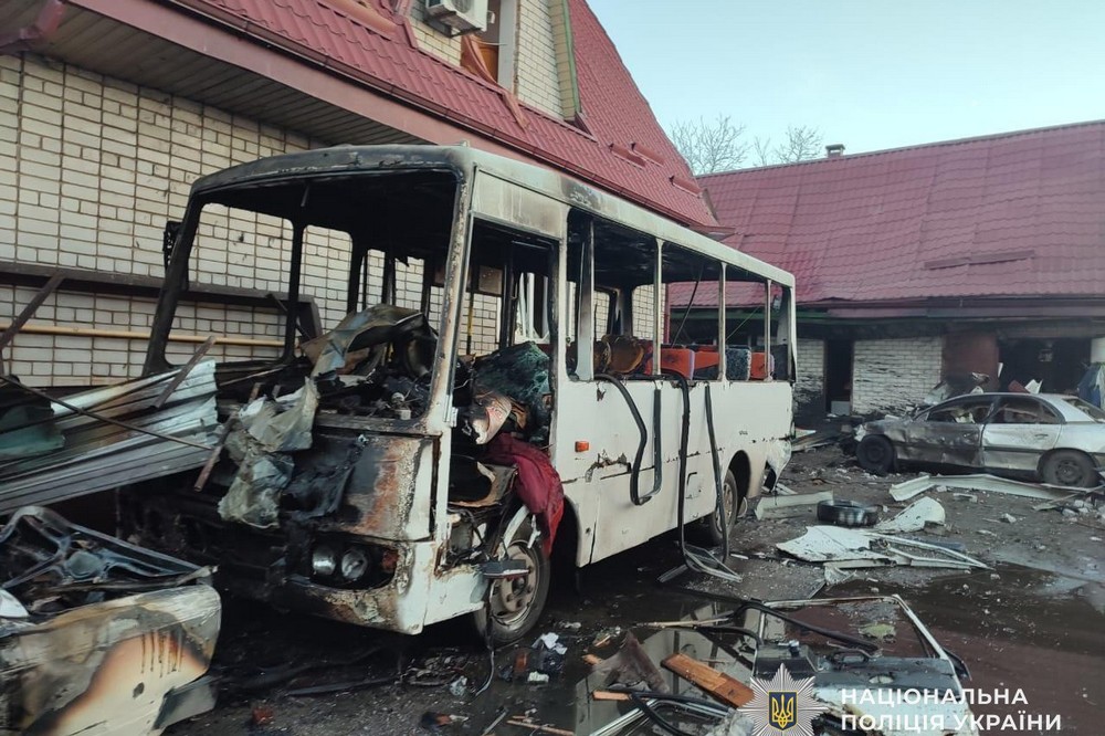 І знову близько 100 ударів по Нікопольщині, також потерпали Дніпро, Синельниківщина, Криворіжжя і Самарівський райони, є поранені і багато руйнувань – поліція (фото) І знову близько 100 ударів по Нікопольщині, також потерпали Дніпро, Синельниківщина, Криворіжжя і Самарівський райони, є поранені і багато руйнувань – поліція (фото)