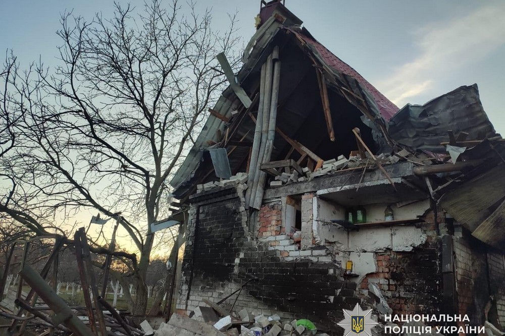 І знову близько 100 ударів по Нікопольщині, також потерпали Дніпро, Синельниківщина, Криворіжжя і Самарівський райони, є поранені і багато руйнувань – поліція (фото) І знову близько 100 ударів по Нікопольщині, також потерпали Дніпро, Синельниківщина, Криворіжжя і Самарівський райони, є поранені і багато руйнувань – поліція (фото)