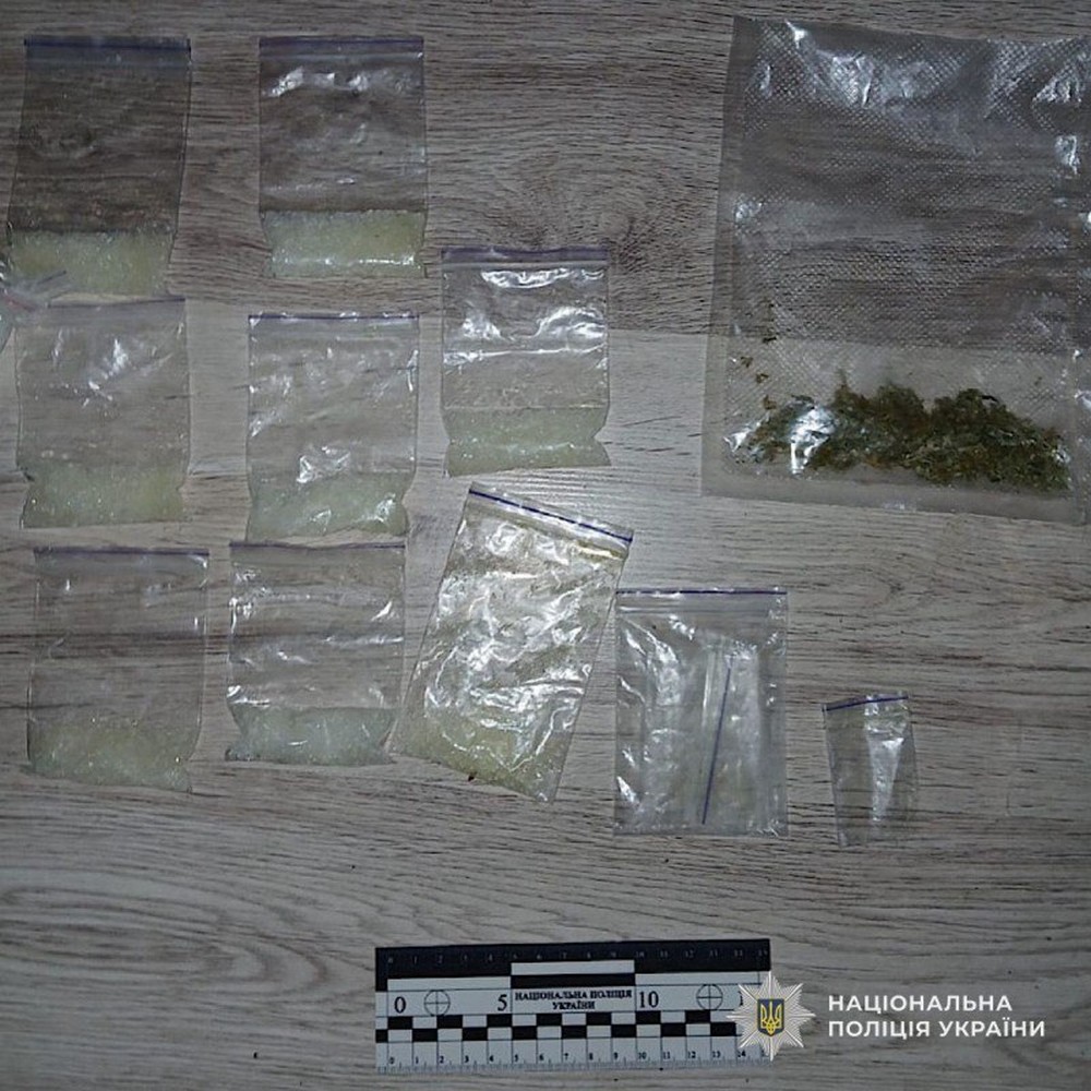 Зберігала психотропи в особливо великих розмірах: у Марганці викрили 28-річну жінку