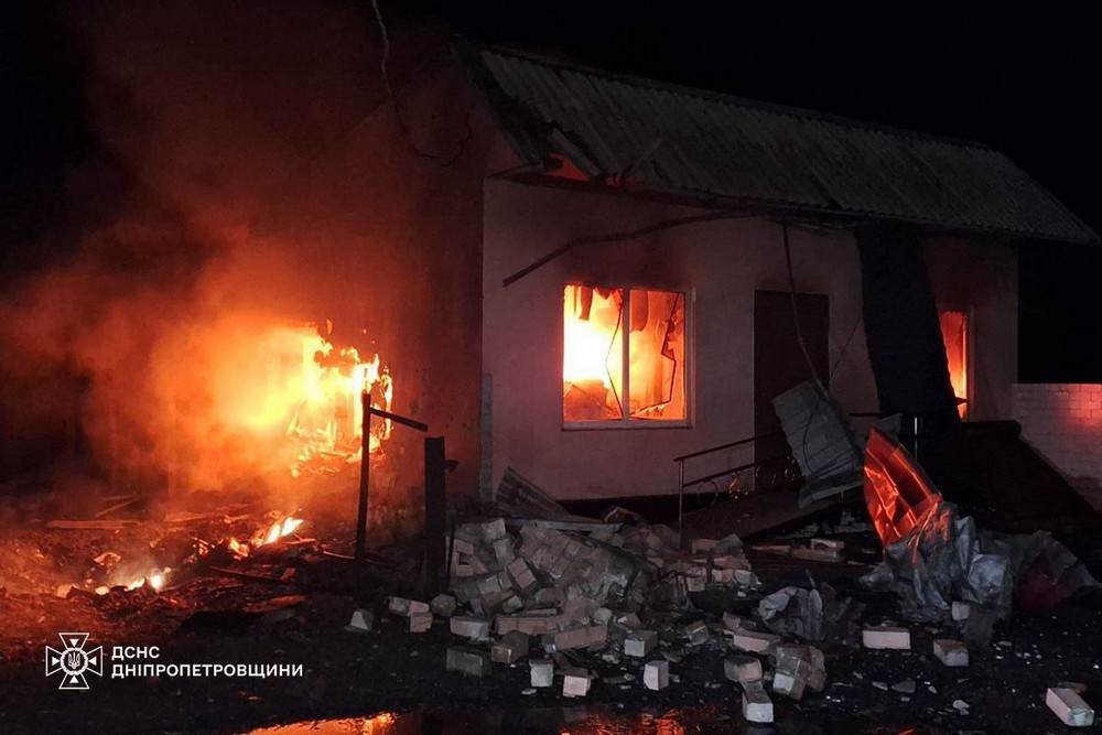 Ворог обстрілював Нікополь і Синельниківщину вночі: є поранені і руйнування